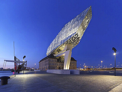 Dominanta antverpského přístavu – Havenhuis, dílo ateliéru Zaha Hadid Architects. Foto: Bart Gosselin