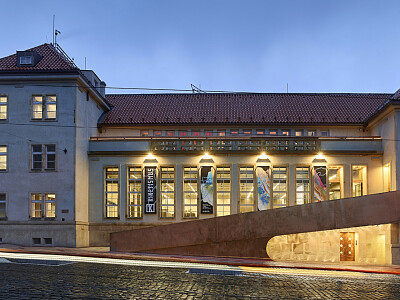 Kunsthalle Praha, hlavní průčelí s novou vstupní lávkou