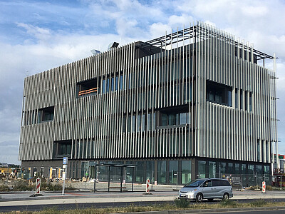 Obr. 2 – treláže umístěné i na severně orientované fasádě
