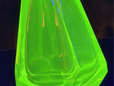 Obr. 3 – Moser, váza Hruška, design Lukáš Jabůrek 2012, uranové sklo, UV světlo 