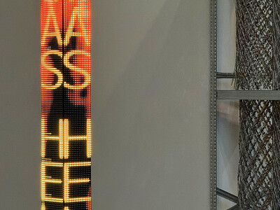 Obr. 5 – Jenny Holzer, Válka, 2019, reklamní panel s rozhovory provedenými organizacemi Human Rights Watch a Save The Children se syrskými občany a uprchlíky, Guggenheimovo muzeum, Bilbao