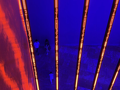 Obr. 7 – Jenny Holzer, Instalace 2007/2017,  LED reklamní panely, Guggenheimovo muzeum, Bilbao
