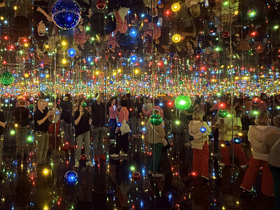 Obr. 12 – Yayoi Kusama, Nekonečno 2020, Guggenheimovo muzeum, Bilbao