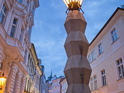 Opravená kubistická lampa v noci.