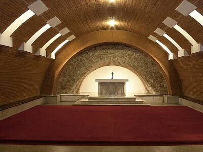 Jože Plečnik: Interiér věže s rampou a krypta kostela Nejsvětějšího Srdce Páně, Praha-Vinohrady, 1927–1933 (foto: Vladimír Šlapeta)