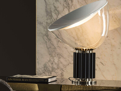 Obr. 9 – FLOS – Taccia, design Achille a Pier Giacomo Castiglioni, 1962, dvě velikosti – výška 48,5 cm (16 W) a 64,5 cm (28 W), stmívatelné, 2 700 K, chrom, černý matný lak, čiré sklo, podstava také v barvách bronz, matná bílá, stříbrná