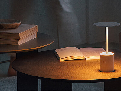 Obr. 10 – Arkoslight – Yoru, 2022, bateriové provedení, výška 22 cm, barva bílá, černá, LED 2,6 W – 400 lm – 2 700 K – CRI > 90, 3 stupně stmívání 100 % – 50 % – 10 % – 0 %, výdrž 5 hodin při 100% výkonu; provedení Big – výška 335 mm, 5 W, 600 lm