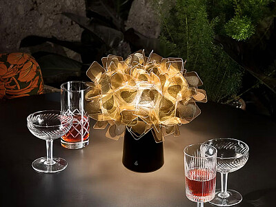 Obr. 13 – SLAMP – Clizia, design, Adriano Rachele,  bateriové stmívatelné svítidlo, LED 1,3 W, 150 lm, 2 700 K, 27 × 27 × 25 cm, výdrž při maximálním výkonu 6,5 hod.