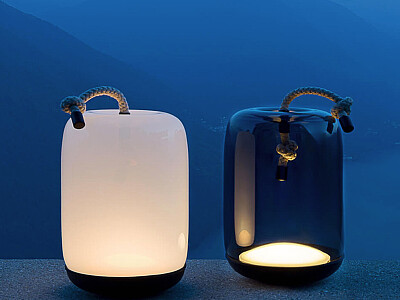 Obr. 14 – Brokis – Knot Battery, designer – studio  Chiaramonte Marin, interiérové i exteriérové bateriové svítidlo (IP 44), nepřímé rozptýlené světlo, výška 28 cm – LED 3 W, výška 42 cm – LED 4 W, výdrž při maximálním výkonu 4,5 hod., sklo, provaz, někol