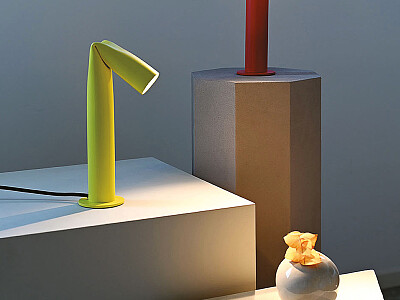 Obr. 4 – Axolight – Bender, design: Alexander Rehn; stolní, případně stojanové svítidlo výšky 30 cm, 120 cm a 160 cm; vyrábí se v 15 barevných odstínech; 2 700 K – 890 lm, 3 000 K – 1 000 lm, 10 W LED, CRI 90.