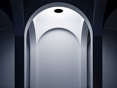 Obr. 8 – Davide Groppi – Asintoto – design Davide Groppi, stropní svítidlo pro nepřímé osvětlení, 18 W LED, 2 700 K – 1 435 lm, 3 000 K – 1 481 lm, CRI > 90, průměr stínidla 40 cm, výška závěsu 30 cm.