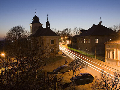 Kostel Nanebevzetí Panny Marie v Úněticích, zde na archivním snímku před výměnou osvětlení. Foto: Jan Pohribný