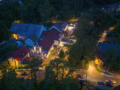 Pohled na historický areál a okolí Únětického pivovaru, jehož historie sahá až do roku 1710. Foto: Jan Pohribný