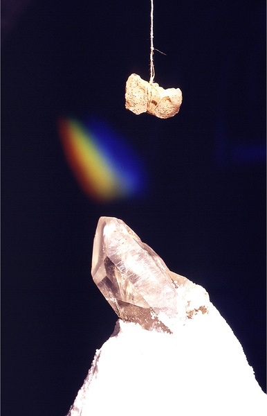 Obr. 3&nbsp;– Osud světla, Margita Titlová Ylovsky, 1999 (zdroj: https://titlova.com/portfolio/svetlo-a-tma/)