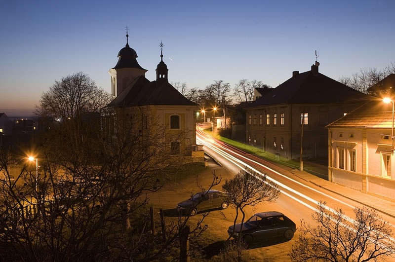 Kostel Nanebevzetí Panny Marie v&nbsp;Úněticích, zde&nbsp;na archivním snímku před výměnou osvětlení. Foto: Jan&nbsp;Pohribný