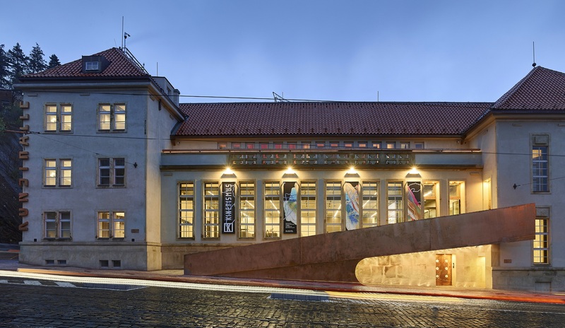 Kunsthalle Praha, hlavní průčelí s&nbsp;novou vstupní lávkou