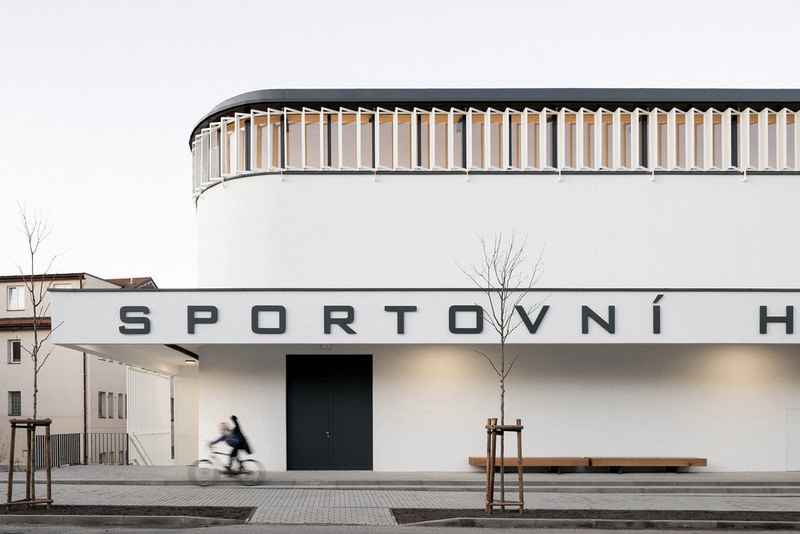 Lodžie na&nbsp;úrovni hlavního  vstupu – využívaná pro&nbsp;letmá  setkání uživatelů