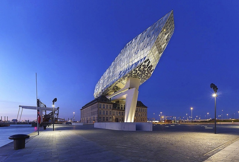Dominanta antverpského přístavu – Havenhuis, dílo ateliéru Zaha Hadid Architects. Foto: Bart Gosselin
