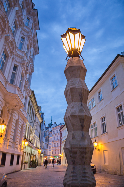 opravena_kubisticka_lampa_v_noci